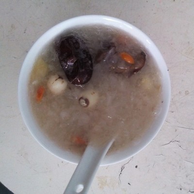 冰糖银耳莲子汤的做法