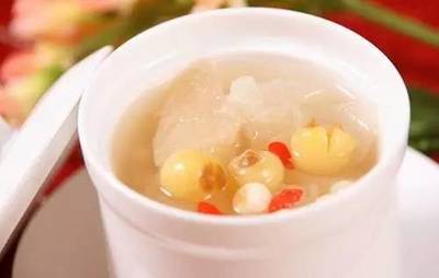 冰糖银耳莲子汤的做法