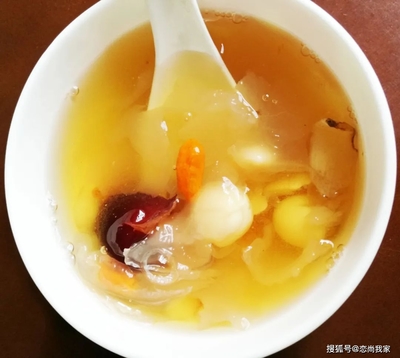 冰糖银耳莲子汤的做法