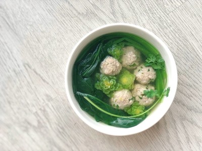 菠菜丸子汤的做法