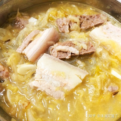东北酸菜炖五花肉粉条