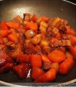 胡萝卜烧五花肉的做法
