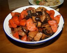 胡萝卜烧五花肉的做法