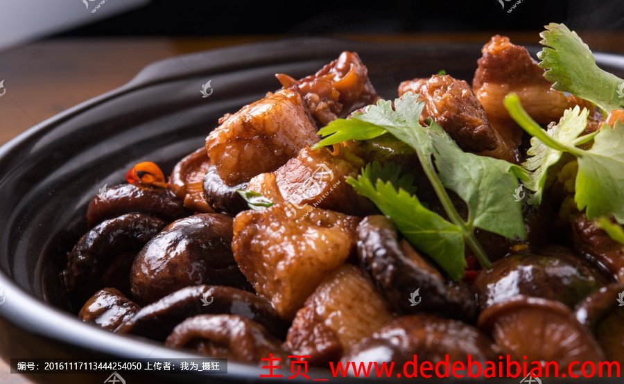 五花肉炖蘑菇