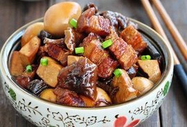五花肉炖蘑菇