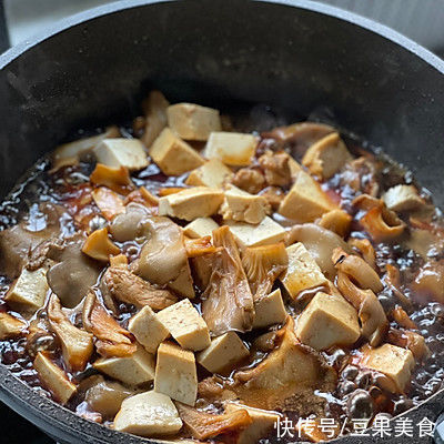 五花肉炖蘑菇