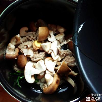高压锅香菇炖鸡的做法