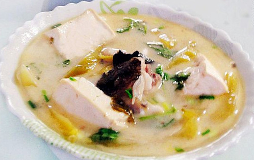 酸菜鱼头豆腐汤
