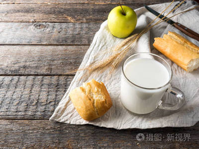 早餐面包牛奶