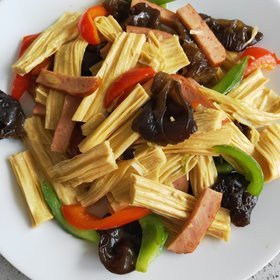 青椒木耳炒腐竹的做法