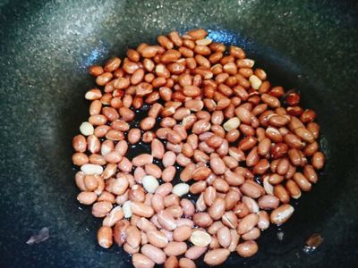 苦苣皮蛋花生米做法