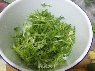 苦苣皮蛋花生米做法