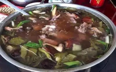 酸菜蹄膀火锅的做法