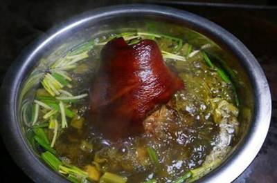 酸菜蹄膀火锅的做法