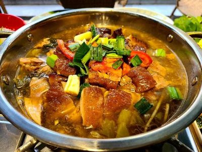 酸菜蹄膀火锅的做法