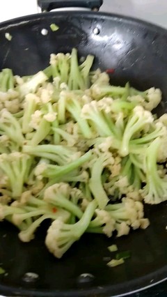 菜花和什么炒好吃