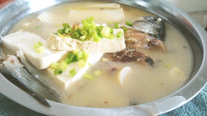 清炖鲫鱼豆腐汤的做法