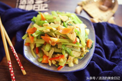 鸡肉可以炒芹菜吗