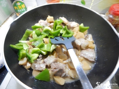 杏鲍菇可以炖排骨吗