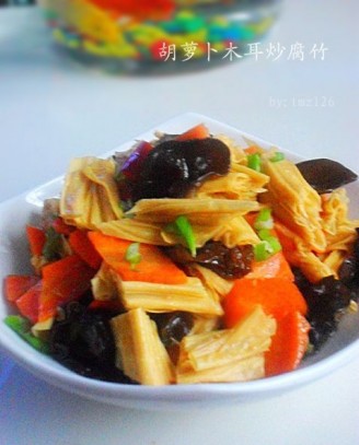 腐竹木耳炒肉的做法