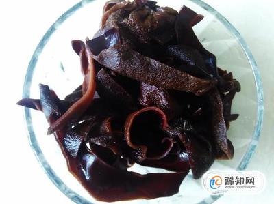 腐竹木耳炒肉的做法